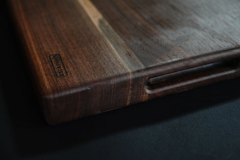 KACAVEEDA XXL DASKA ZA REZANJE OD AMERIČKOG ORAHA IZRAĐENA U 'FACE GRAIN' TEHNICI DIMENZIJE 600x380x50 MM