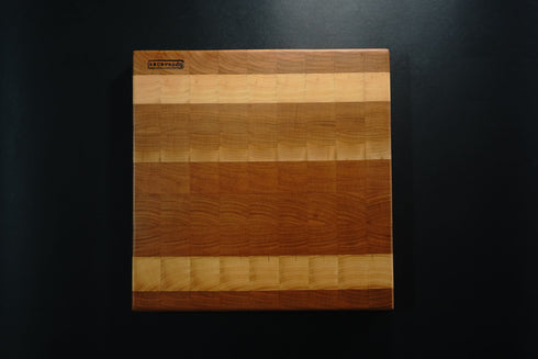 KACAVEEDA VELIKA DASKA ZA REZANJE U KOMBINACIJI DRVA JAVORA I TREŠNJE IZRAĐENA U 'END GRAIN' TEHNICI DIMENZIJE 380X380X40 MM